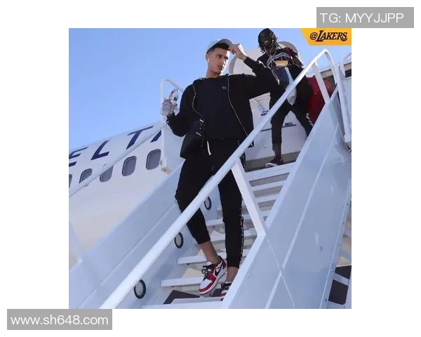 足球明星的时尚用品揭秘:从球场到T台的潮流风向标与个性选择 足球明星的时尚用品揭秘:从球场到T台的潮流风向标与个性选择